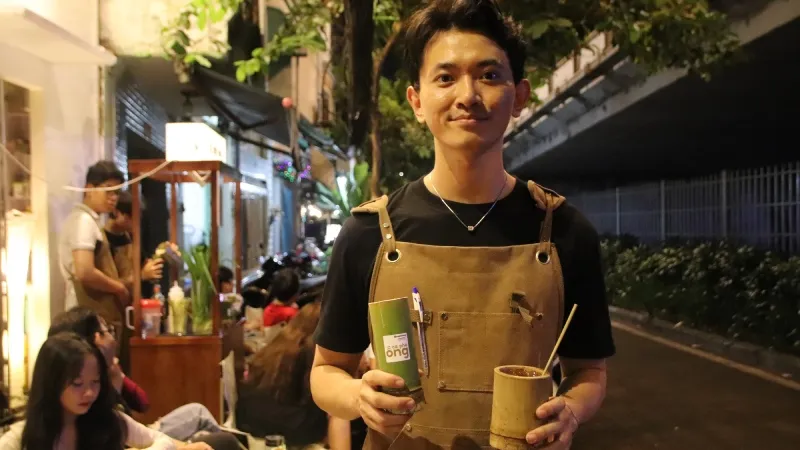 ‘Đu trend’ cà phê ống tre độc đáo, hot nhất Sài Gòn