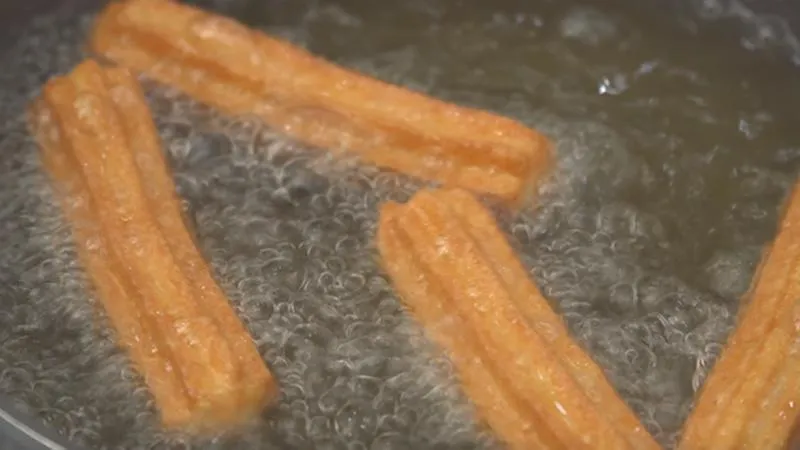 Hướng dẫn cách làm bánh quẩy Tây Ban Nha (churros) chấm socola đơn giản tại nhà