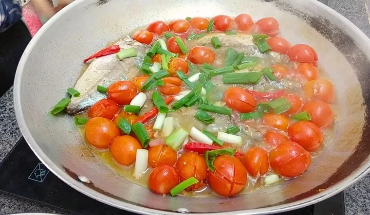 Hướng dẫn làm cá ngân kho cà chua đơn giản, đổi vị cả nhà