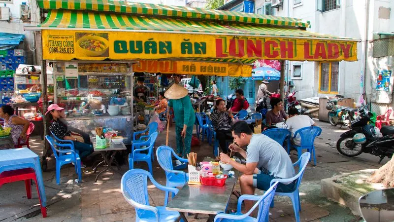 Khám phá 5 quán ăn vỉa hè siêu hút khách Tây tại Sài Gòn