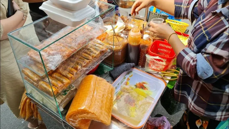 Lưu ngay 8 hàng bánh tráng topping phủ phê, ăn là ghiền tại Sài Gòn
