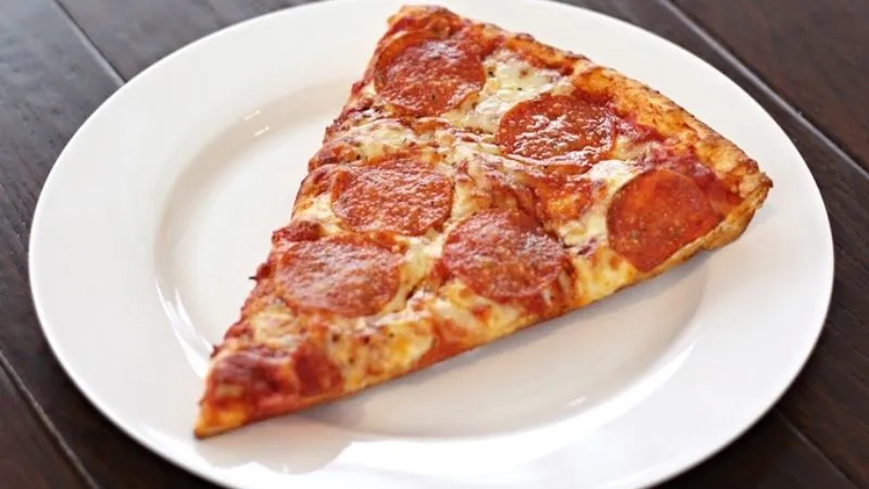 Lý do bánh pizza hình tròn nhưng luôn được để trong hộp hình vuông