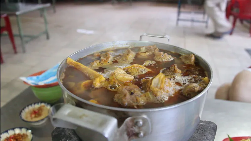 Những quán ăn có tên ‘rùng rợn’ nhưng vẫn đông nghịt khách lui tới tại Sài Gòn