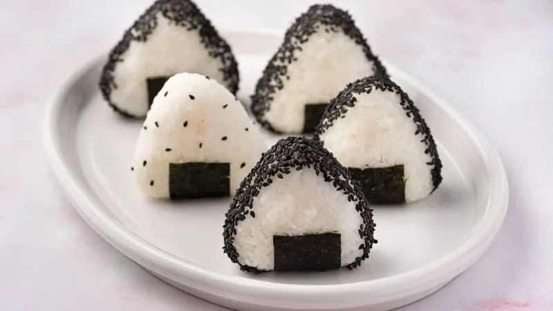 Onigiri là gì? Tổng hợp các loại Onigiri thơm ngon, chuẩn Nhật,