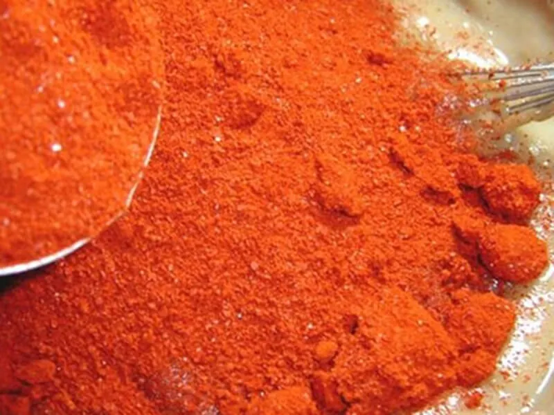 Phân biệt ớt bột thật với ớt bột trộn phẩm màu, hóa chất
