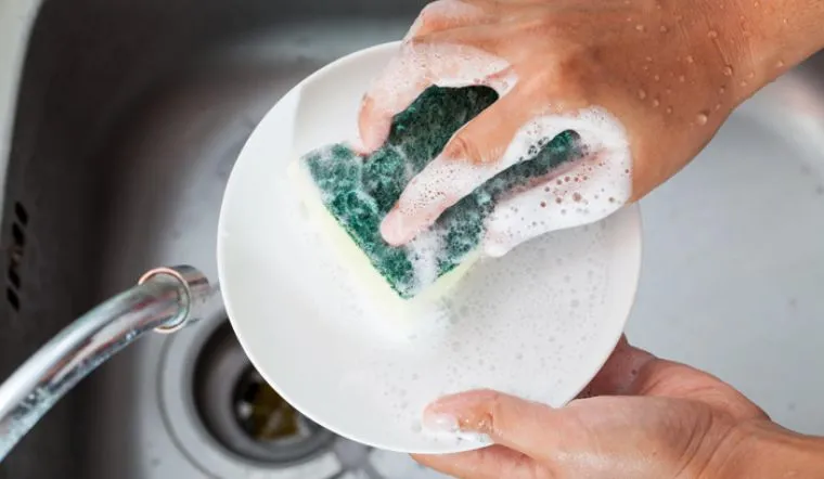 Rửa chén bằng nước nóng hay nước lạnh sẽ tốt hơn?