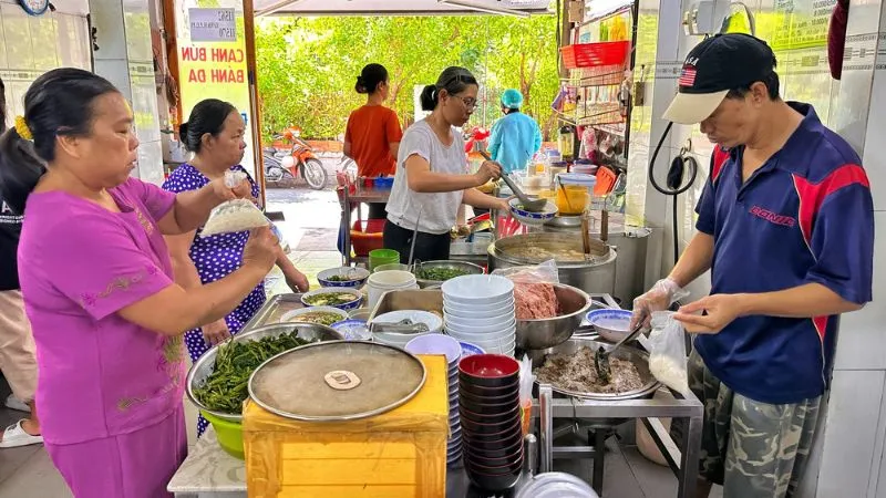 Thưởng thức ‘canh bún trên lầu’ tại quán canh bún nhiều tên gọi nhất Sài Gòn