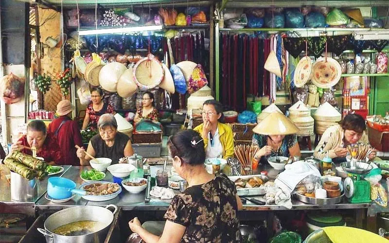 Thưởng thức đặc sản miền Trung giữa lòng Sài Gòn tại chợ Bà Hoa