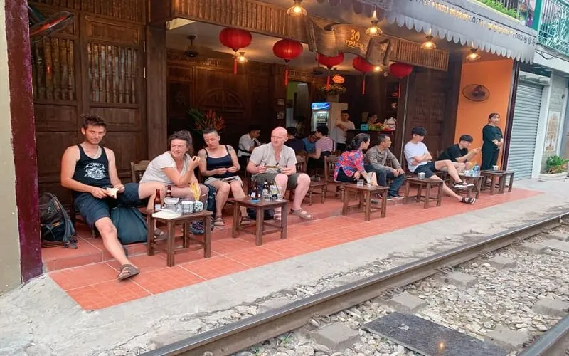 Tổng hợp 7 quán cà phê đường tàu Phùng Hưng được nhiều du khách ghé đến