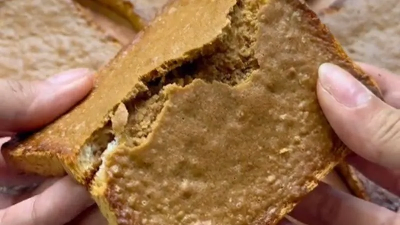 Vào bếp trổ tài làm bánh paparoti bằng bánh sandwich cực dễ